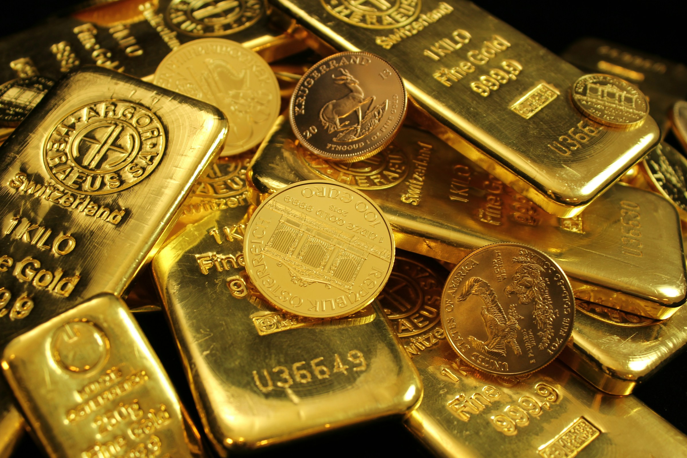Gold heads for seventh straight monthly gain on safe-haven demand